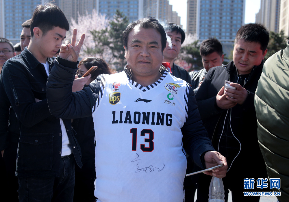 遼寧：CBA總決賽門票開售球迷排百米長隊購票