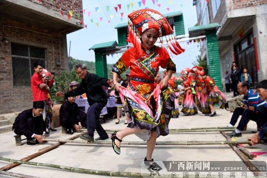 [焦點圖、移動端、八桂大地百色、旅遊文體]西林“三月三”山歌節吸引八方賓朋