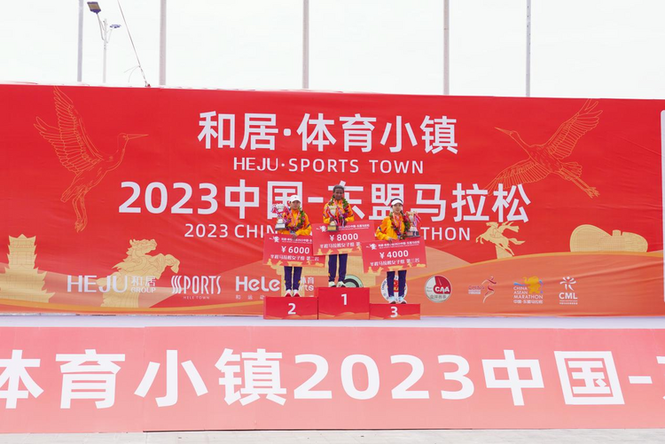 2023中國—東盟馬拉鬆開跑 1.8萬名各國選手用腳步丈量防城港_fororder_圖片6