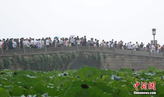 國慶假期次日出遊人數上升 旅遊接待人數超1億人次