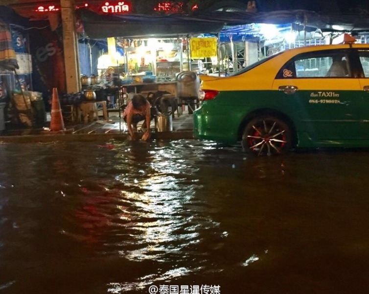 泰國餐館大媽在地上積水中洗鍋碗