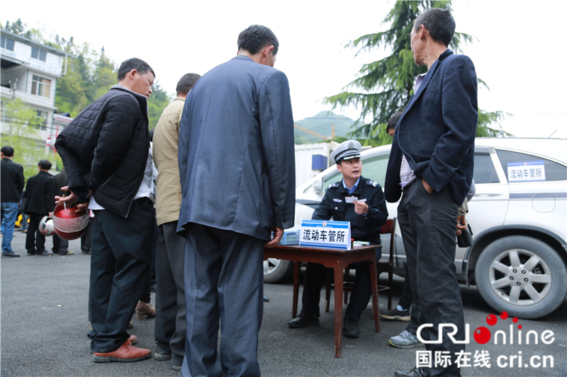 【移動版 新聞列表】【CRI原創】【城市頻道滾動】湖北建始：“流動車管所”9年服務5萬人