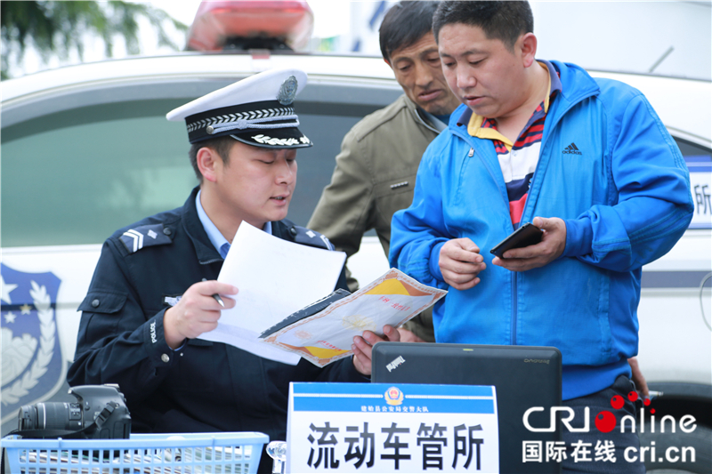 【移動版 新聞列表】【CRI原創】【城市頻道滾動】湖北建始：“流動車管所”9年服務5萬人