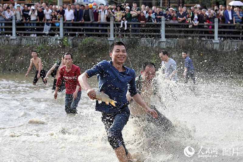 湖南：數萬遊客通道歡度侗族“情人節”