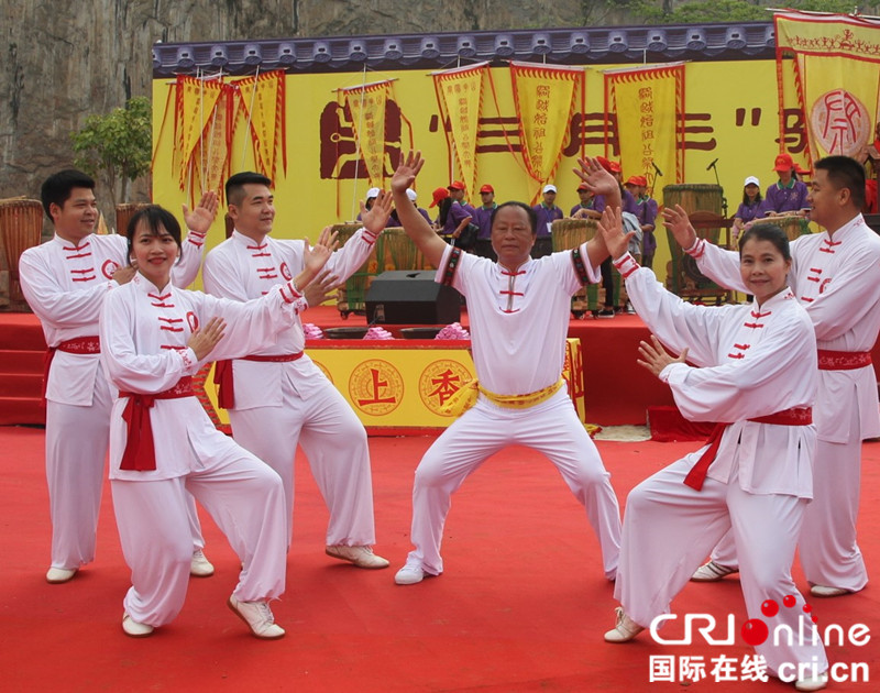 【唐已審】【原創】廣西寧明“三月三”傳聖火 花山零距離公祭“駱越王”