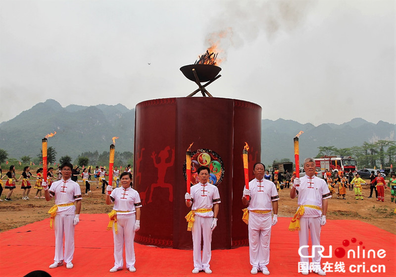 【唐已審】【原創】廣西寧明“三月三”傳聖火 花山零距離公祭“駱越王”