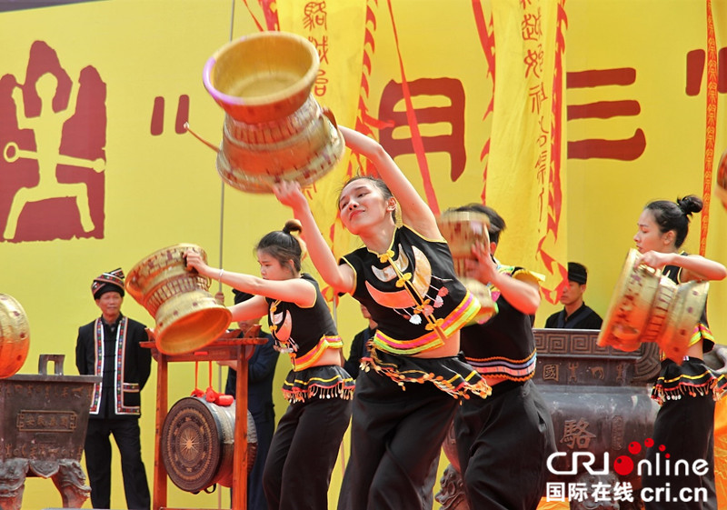 【唐已審】【原創】廣西寧明“三月三”傳聖火 花山零距離公祭“駱越王”