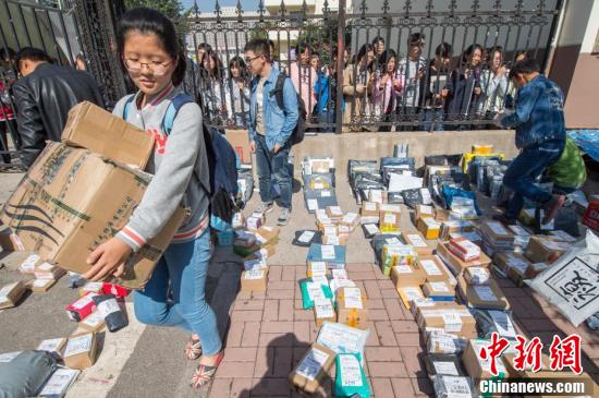 高校節後開學迎物流高峰 學生隔柵欄取快遞