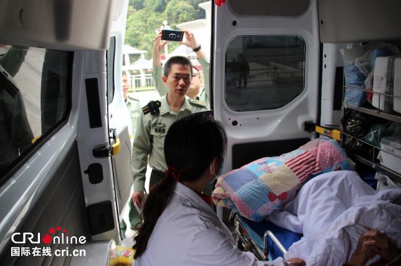 【已過審】【魅力東盟】【移動端】【崇左】中國婦女越南旅遊車禍重傷 國界線上演生命接力賽