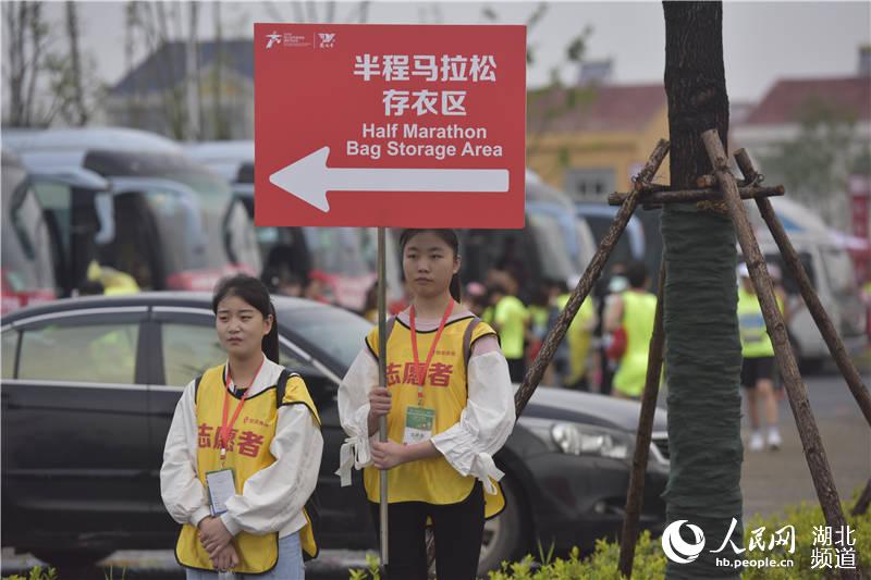 潛江返灣湖濕地國際馬拉松鳴槍起跑