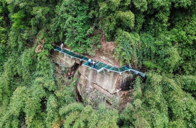 離地百米全長260米 成都首座玻璃棧道五一迎客