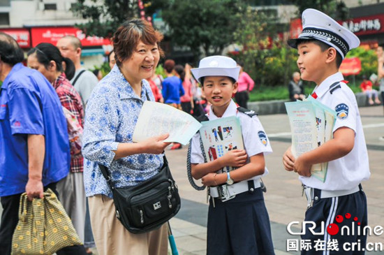 （發城市頻道）【區縣聯動】【江北】【區縣聯動 列表】中國夢 文明行 “江北小交警”上崗執勤