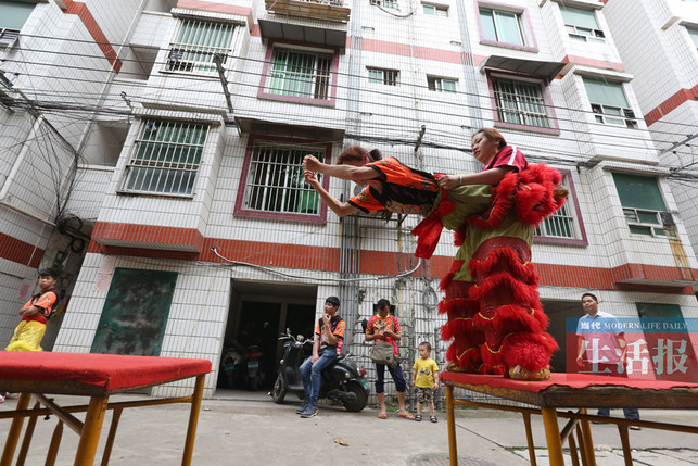 【八桂大地】【旅遊文體】一家出了兩位女獅王 南寧姑娘黃潔雯“女承母業”