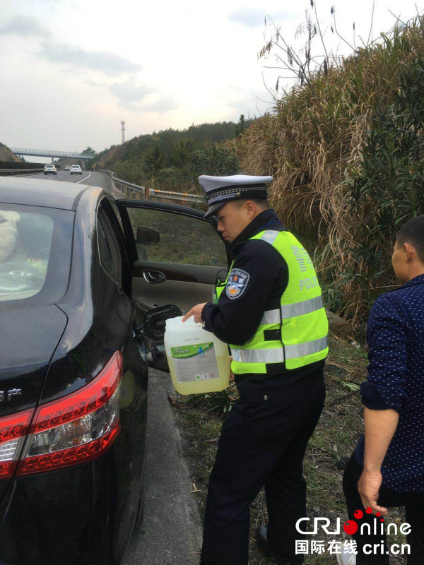 糊塗司機高速路上忘加油 交警送油解燃眉之急