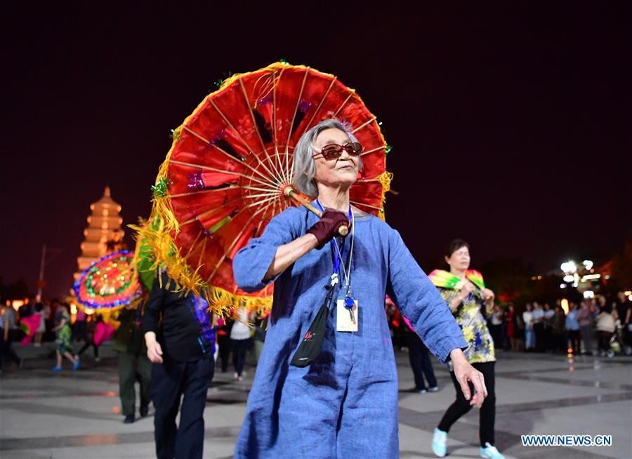 Yangge dancing troupe brings visitors authentic flavor of China' s North Shaanxi culture