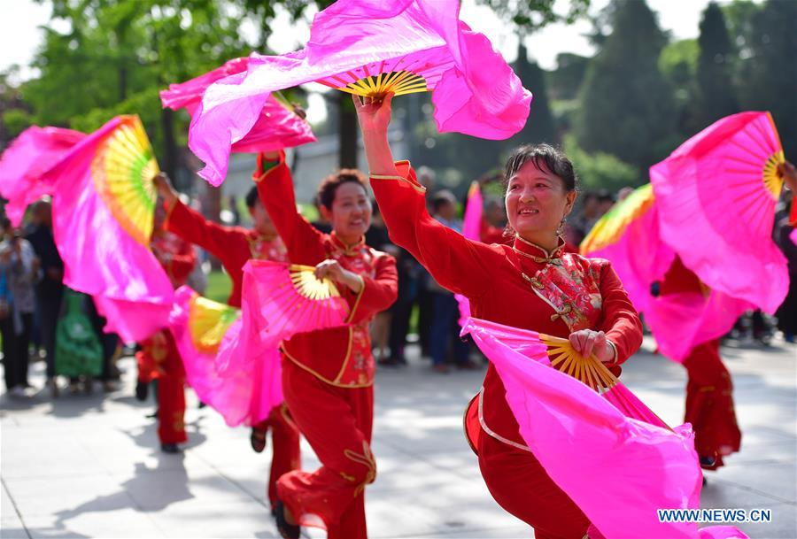 Yangge dancing troupe brings visitors authentic flavor of China' s North Shaanxi culture