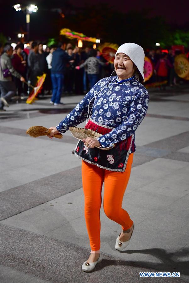 Yangge dancing troupe brings visitors authentic flavor of China' s North Shaanxi culture