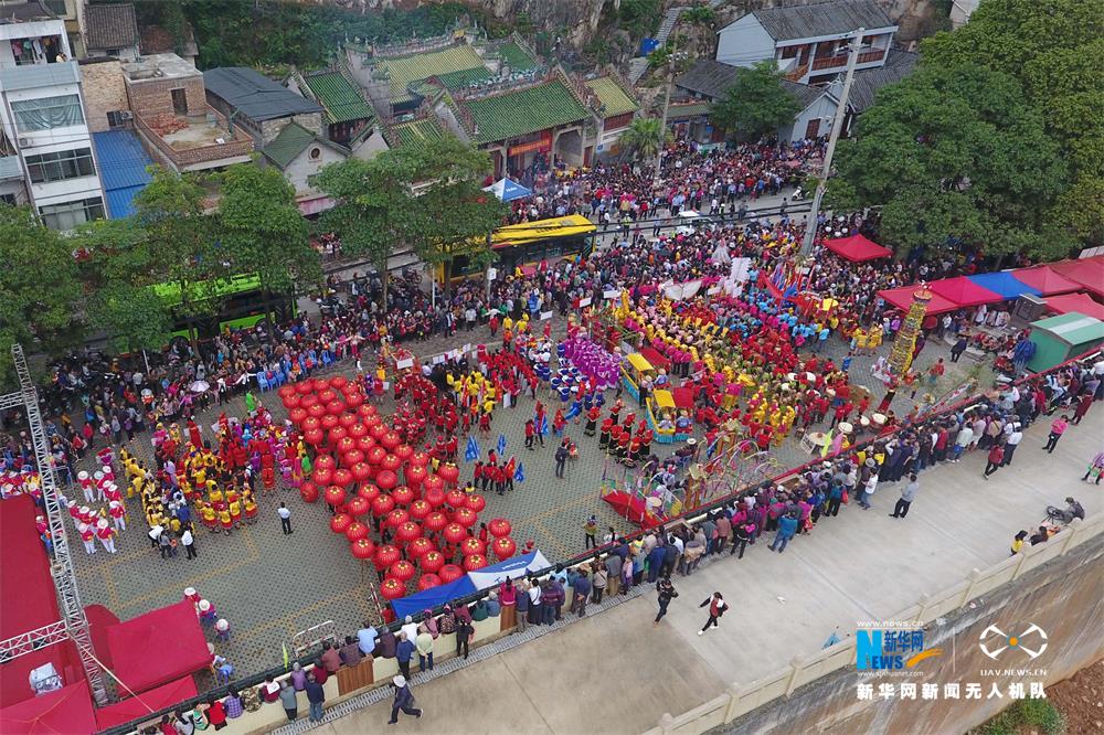 航拍廣西南寧：花婆送“粥福”　巡遊展民俗