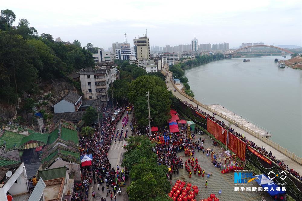 航拍廣西南寧：花婆送“粥福”　巡遊展民俗