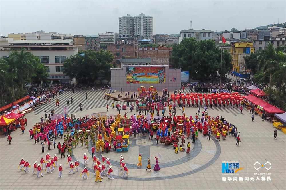 航拍廣西南寧：花婆送“粥福”　巡遊展民俗