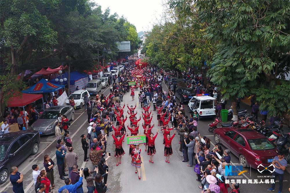 航拍廣西南寧：花婆送“粥福”　巡遊展民俗