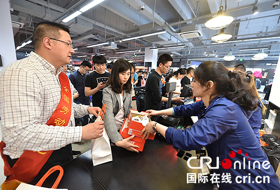 （供稿 社會廣角列表 三吳大地南京 移動版）南京交通臺主播與勞模變身導購 歡度五一