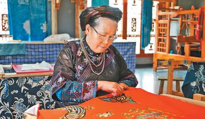 （要聞）貴州布依族刺繡非遺傳承人：勾拉剪貼鎖 花鳥滿眼活