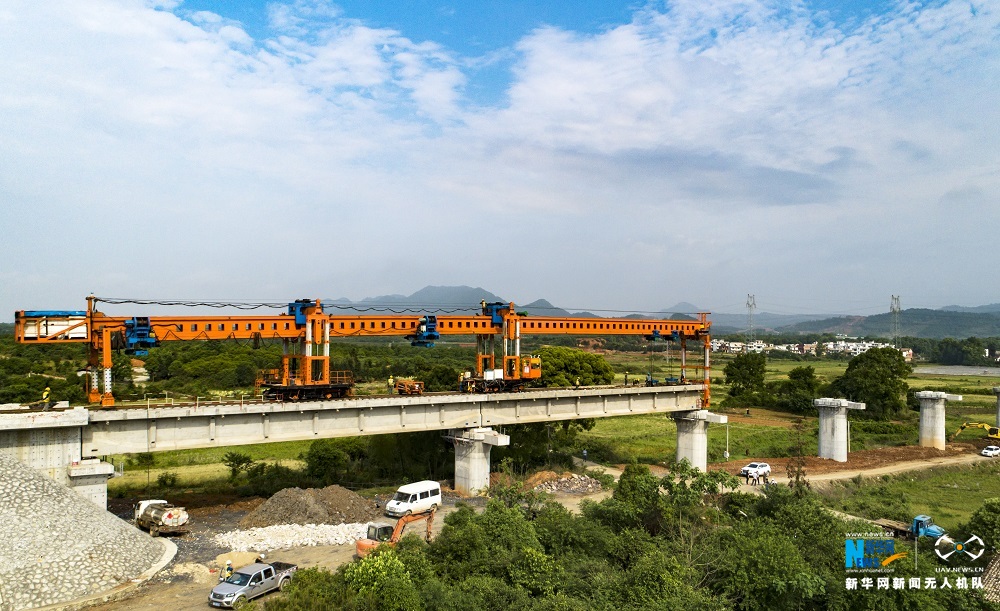 航拍國內最長運煤專線蒙華鐵路 五一假期建設忙