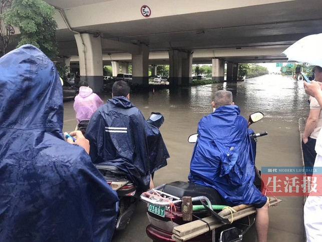 【八桂大地】（首頁標題）一場暴雨下出南寧7個內澇點 （內容頁標題）一場暴雨下出南寧7個內澇點 多處積水超過30釐米