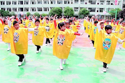 1700名學生在校操場展示京劇課間操