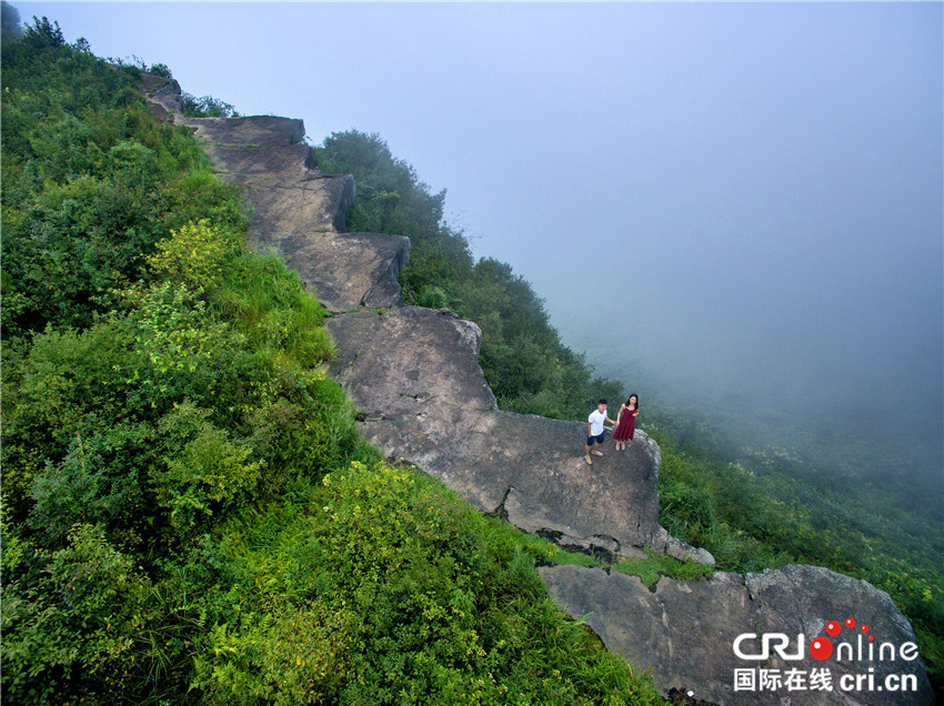 無邊欄【CRI專稿 圖文】第六屆秀山川河蓋映山紅文化旅遊節舉行 【內容頁標題】五月杜鵑滿山紅 第六屆秀山川河蓋映山紅文化旅遊節舉行