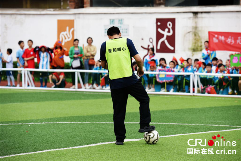 武漢蔡甸四小：讓“足球娃娃”樂在其中