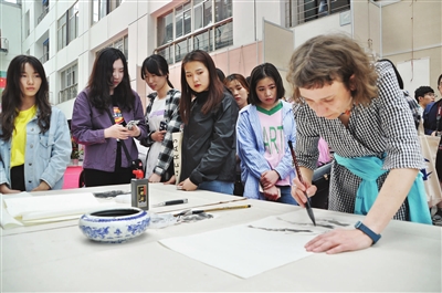 中俄藝術畫展在鞍舉行