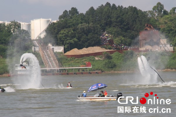 【唐已審】【原創】【焦點圖】【移動端焦點圖】【八桂大地】【貴港】貴港平南上演龍舟激情 引八方來客共享體育盛宴