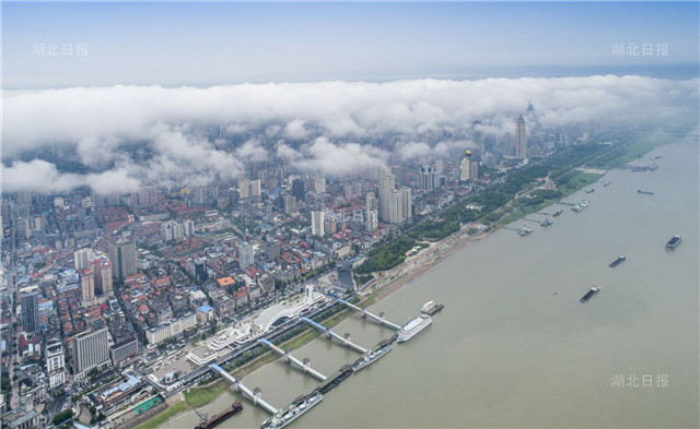 雲霧繞江城