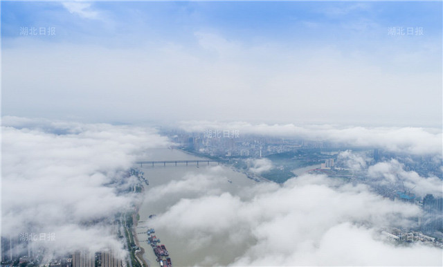 雲霧繞江城