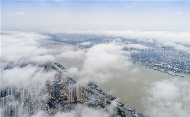 雲霧繞江城