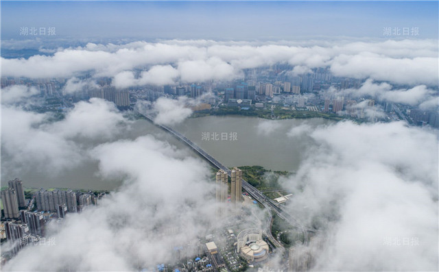 雲霧繞江城