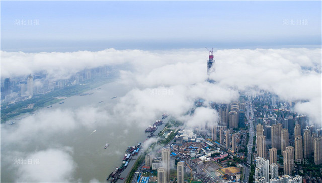 雲霧繞江城