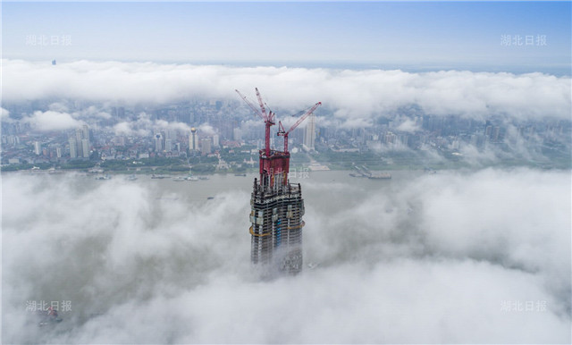 雲霧繞江城