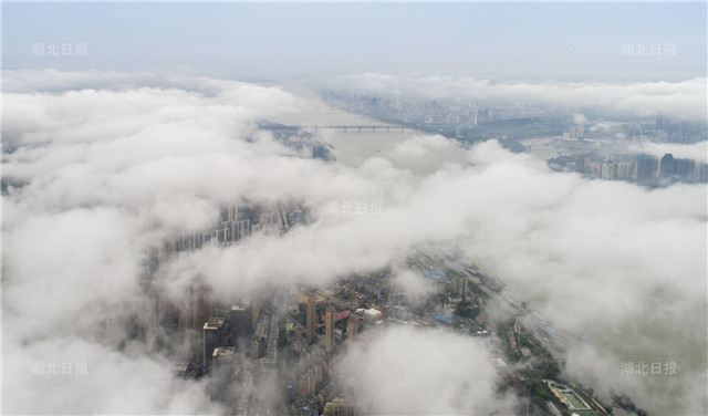 雲霧繞江城