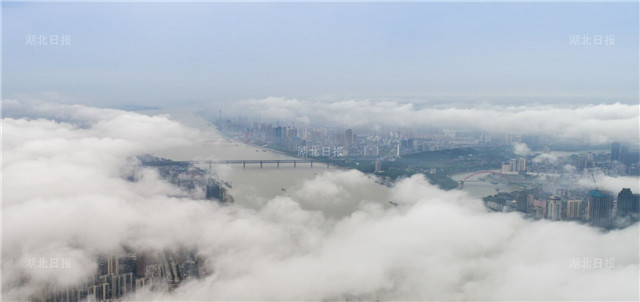 雲霧繞江城