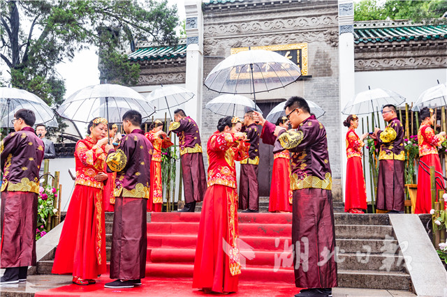 天青色等煙雨 而我在等你