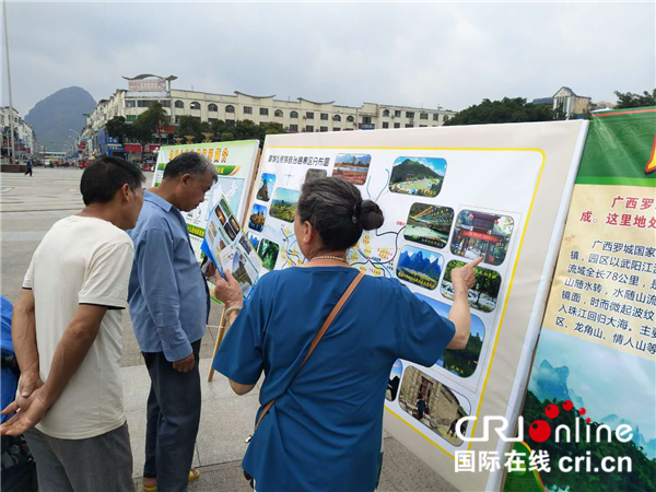 圖片默認標題_fororder_部分群眾和遊客在展板前了解羅城旅遊資源現狀 供圖 羅城縣旅遊局