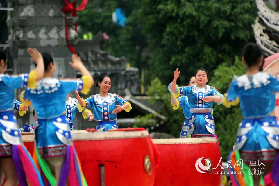 重慶彭水：萬人同跳踩花山