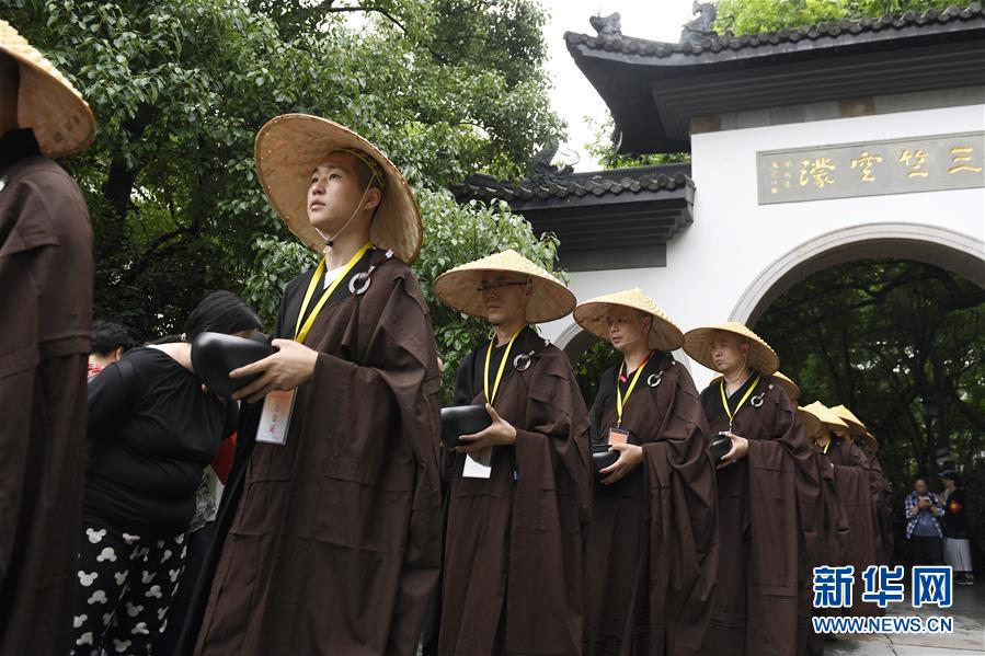 杭州：千名僧人 托缽行腳