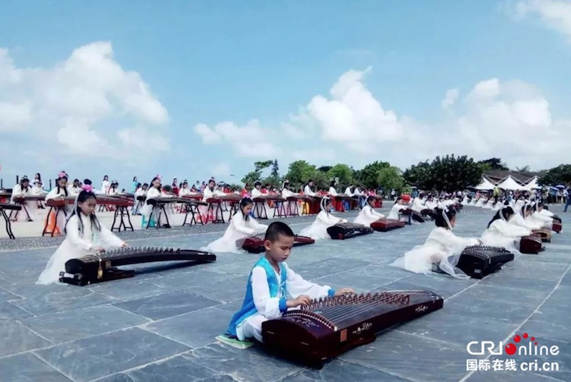 無邊欄【唐已審】【供稿】【焦點圖】【八桂大地、八桂大地-北海】【移動端-焦點圖】“中國古箏日”百人古箏大合奏在北海奏響