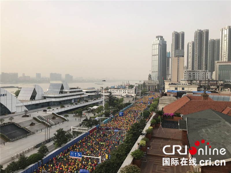 【多語種報道】24000 runners take their mark for 2018 Wuhan Marathon