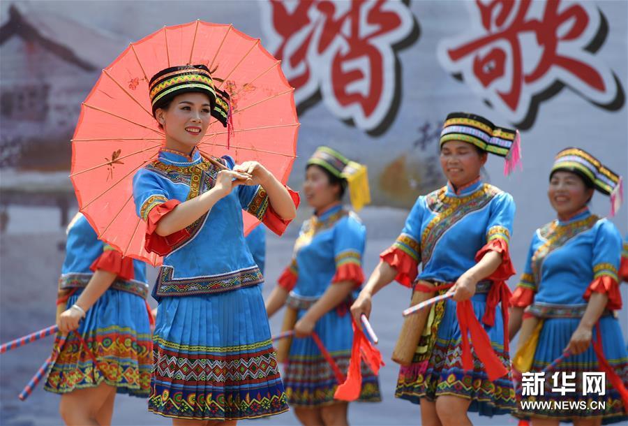 廣西賓陽：“藍衣壯”同胞歡慶圩逢節