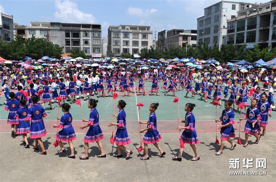 廣西賓陽：“藍衣壯”同胞歡慶圩逢節